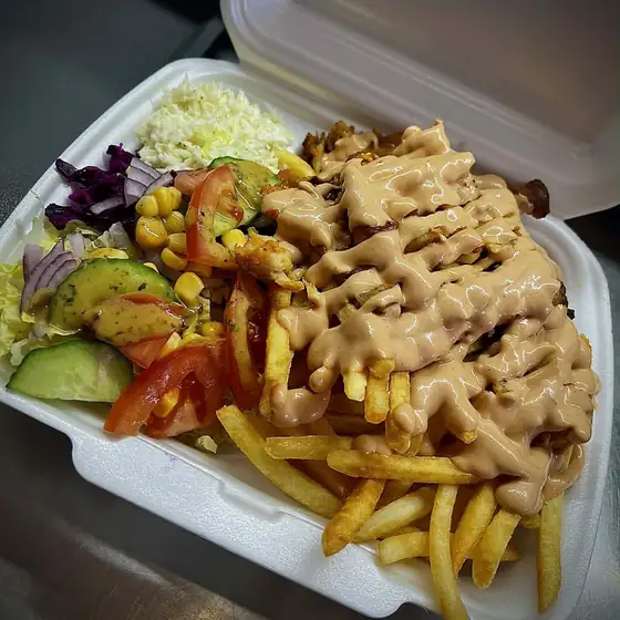 Kebab z frytkami w pudełku