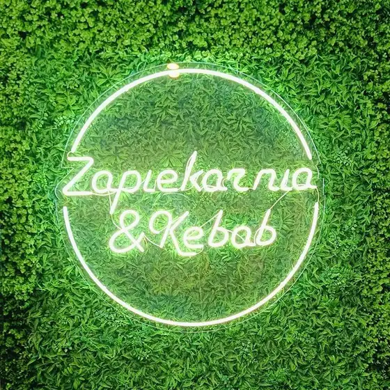 Neon na ścianie z bukszpanu